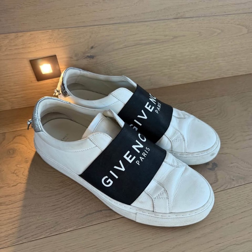 Size 8 worn handful  of times , were my favourite sneaker